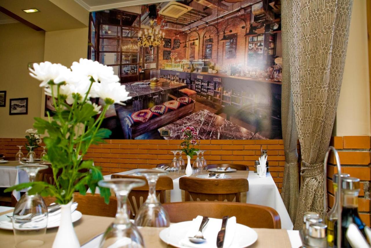 Hotel 4 Stinet Vlore Bagian luar foto